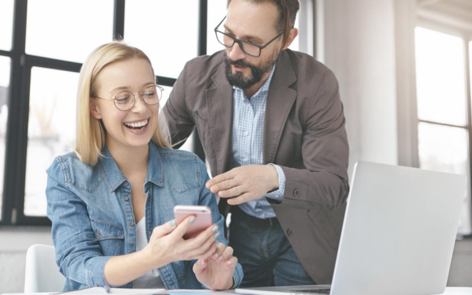 Teilnehmer arbeiten gemeinsam an Geschäftsmodellen in einem Workshop